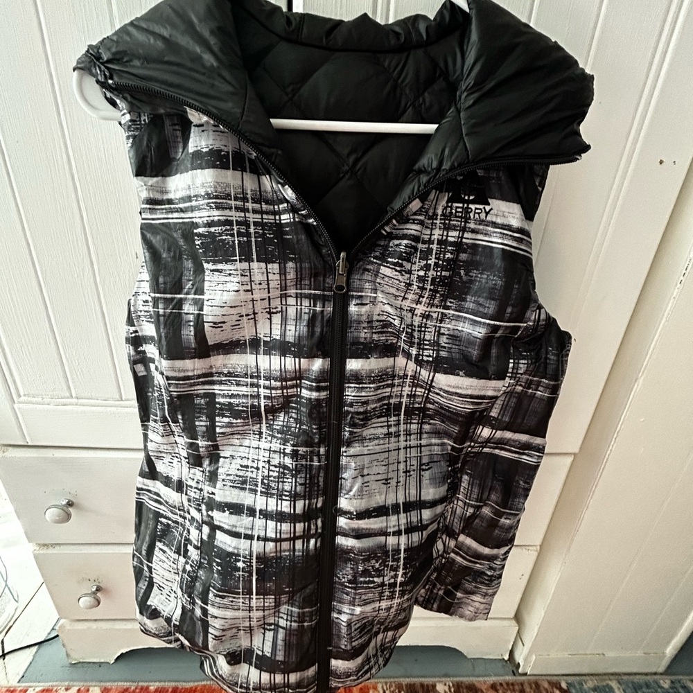 NWOT GERRY DOWN Black and Gray Hooded Puffer Vest, REVERSIBLE w/Pockets in & out - Picture 9 of 16